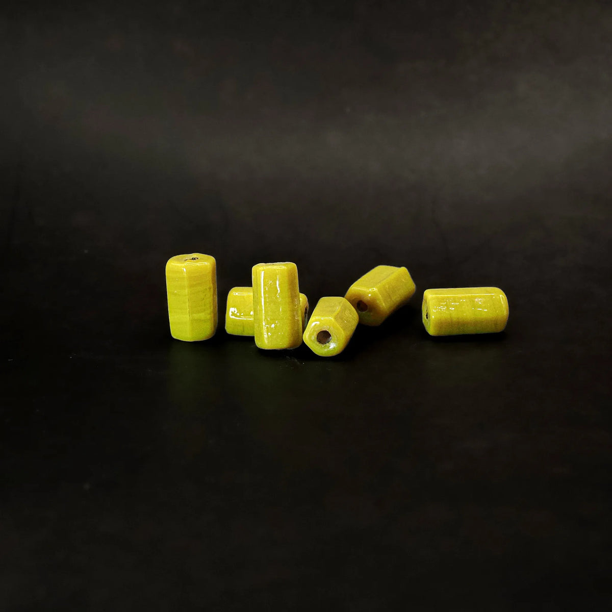 Avlång gröngul glaspärla