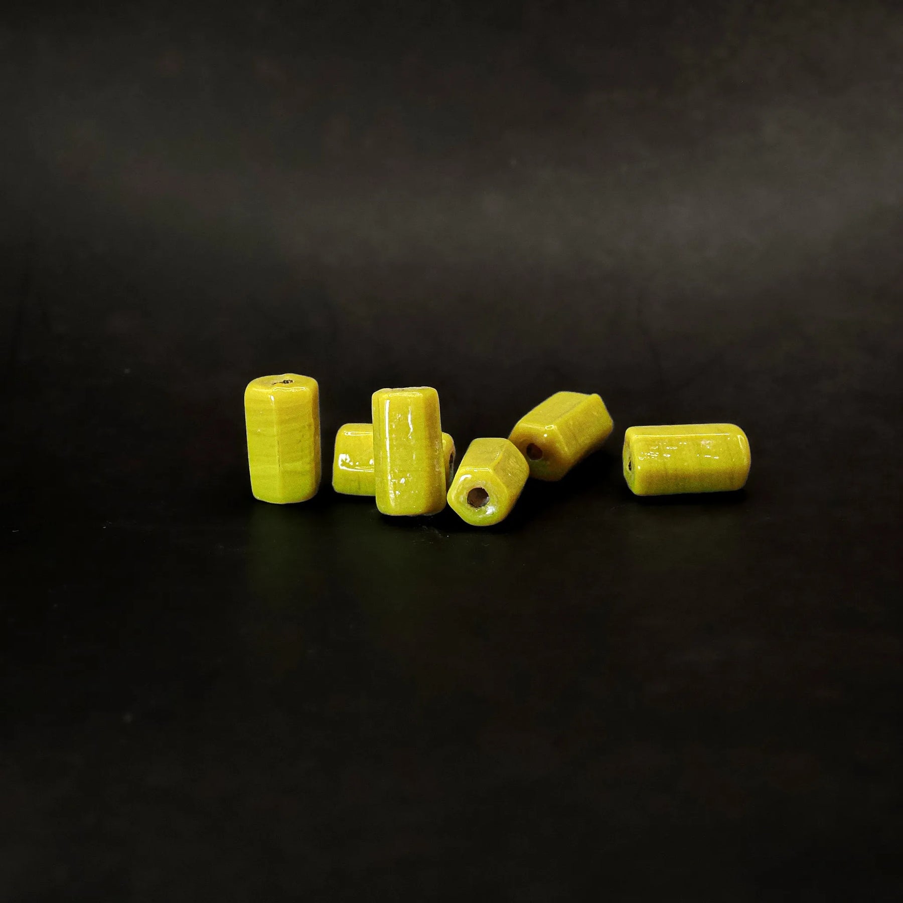 Avlång gröngul glaspärla