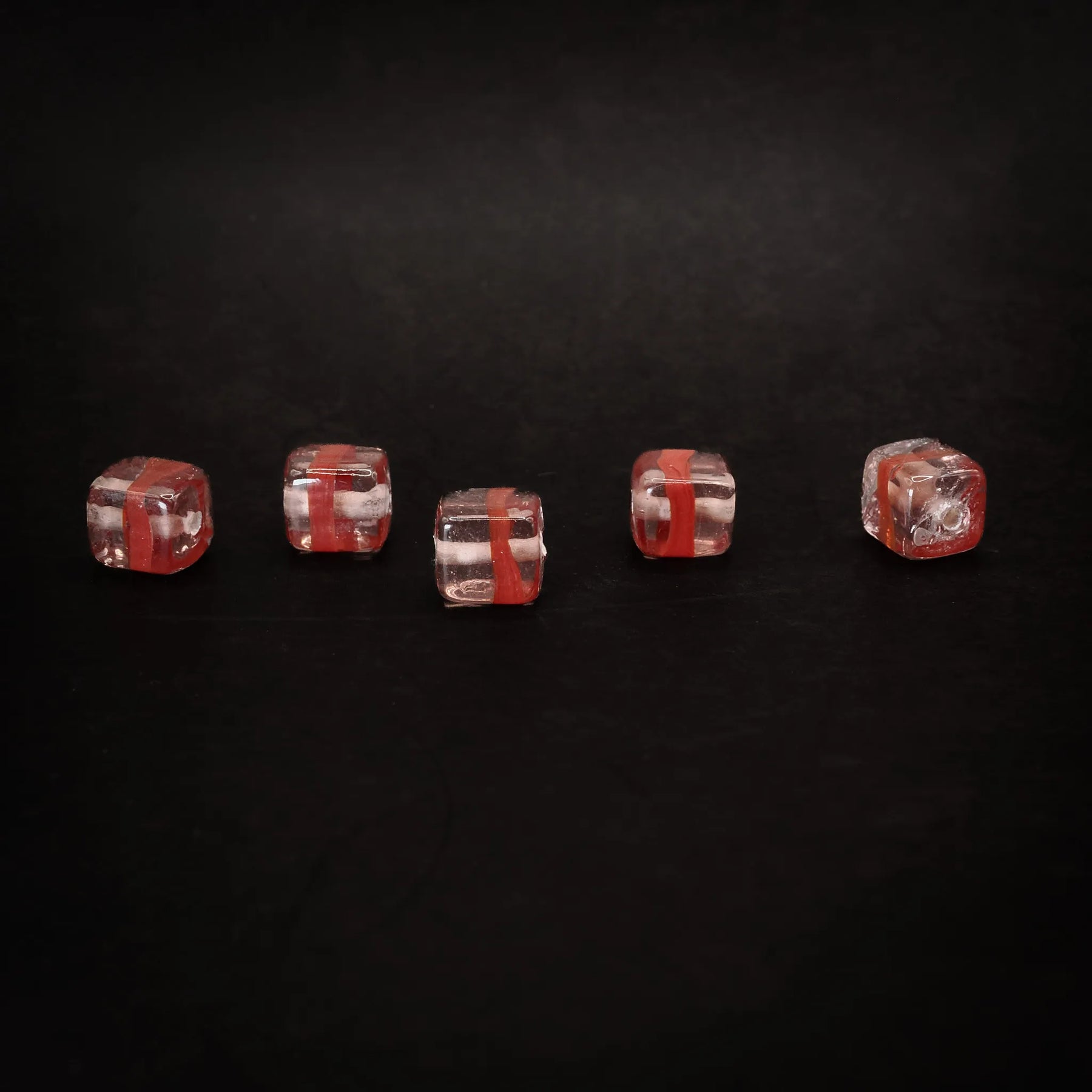 Kubisk rosa glaspärla