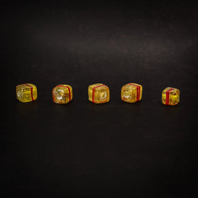 Kubisk gul glaspärla