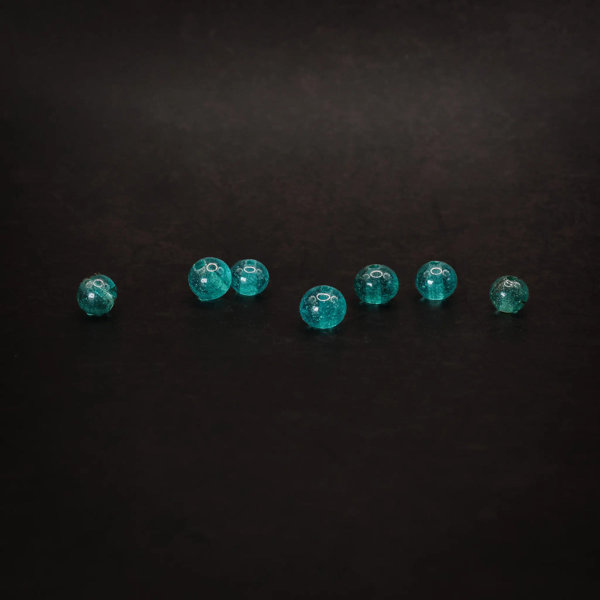 Små turkosa pärlor, produktbild visar designen och materialet.