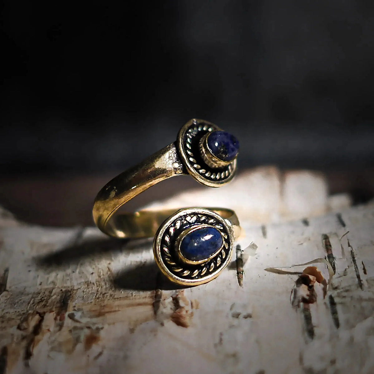 Spiralring med lapis lazuli