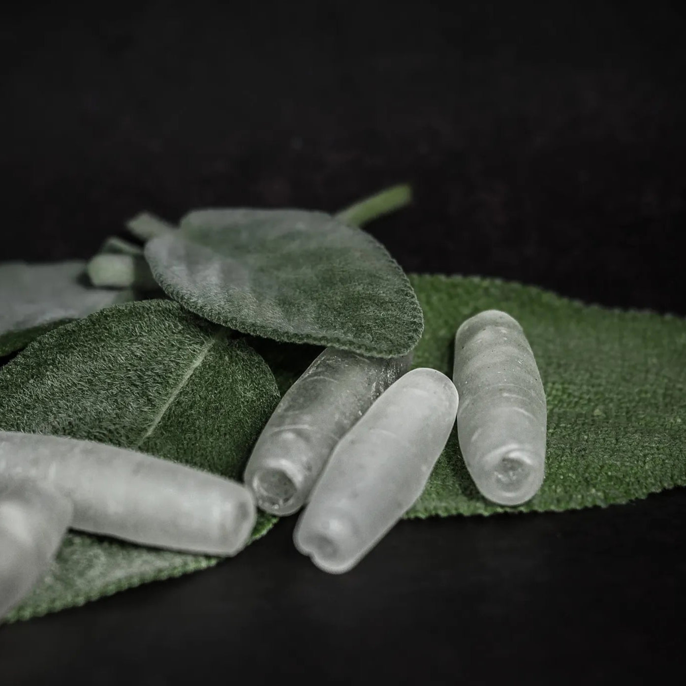 Ljus blästrad avlång glaspärla