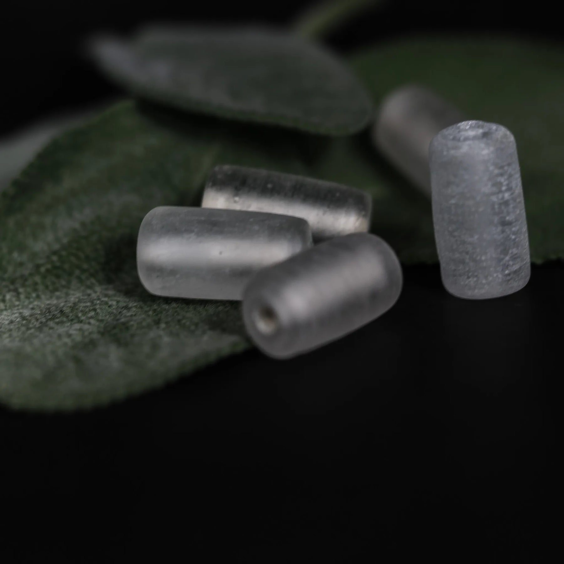 Ljus blästrad glaspärla