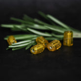 Avlång mörkgul glaspärla