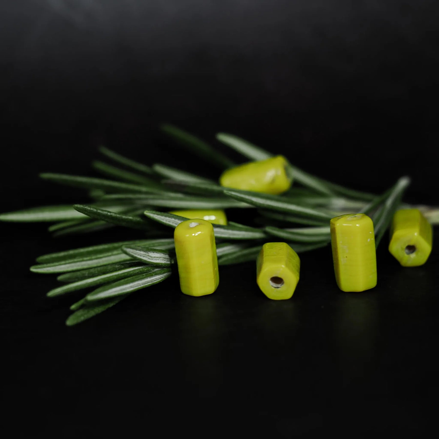 Avlång gröngul glaspärla