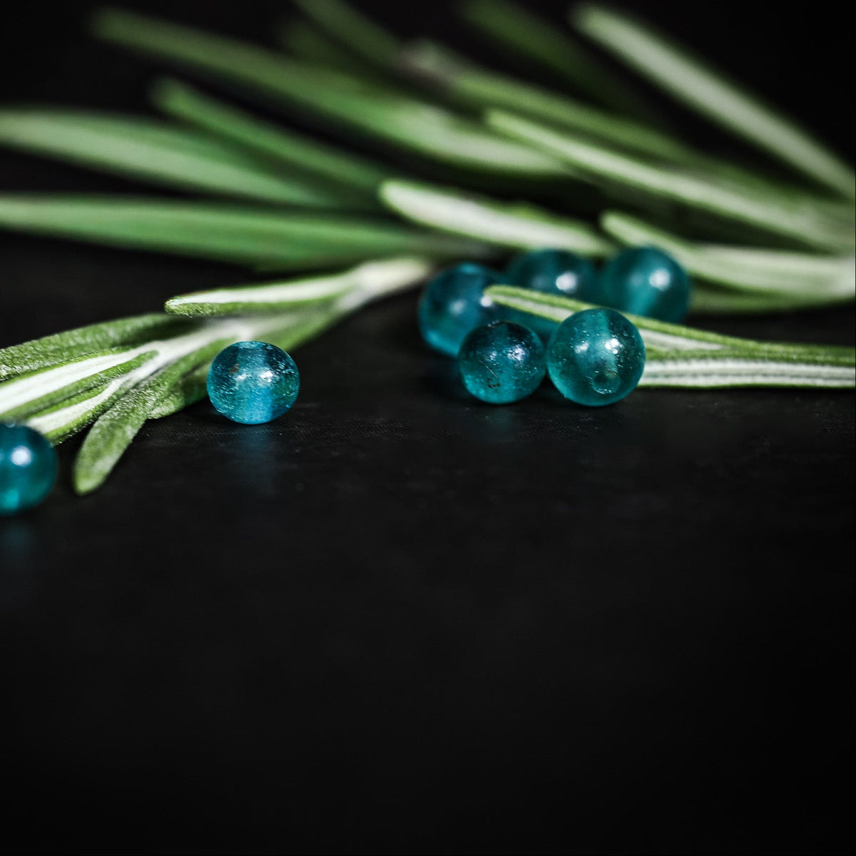 Liten turkis glaspärla