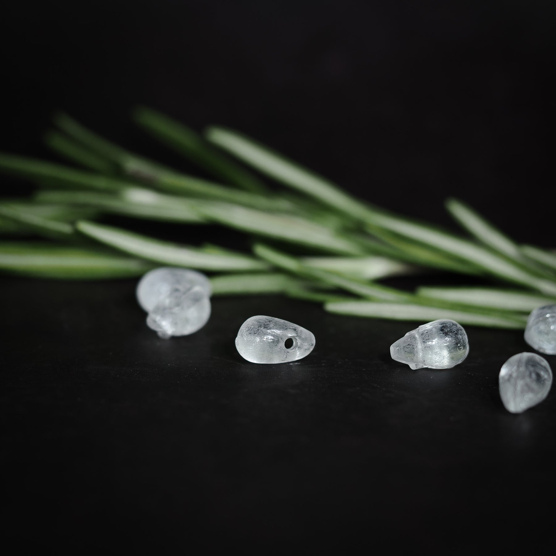 Droppformad glaspärla