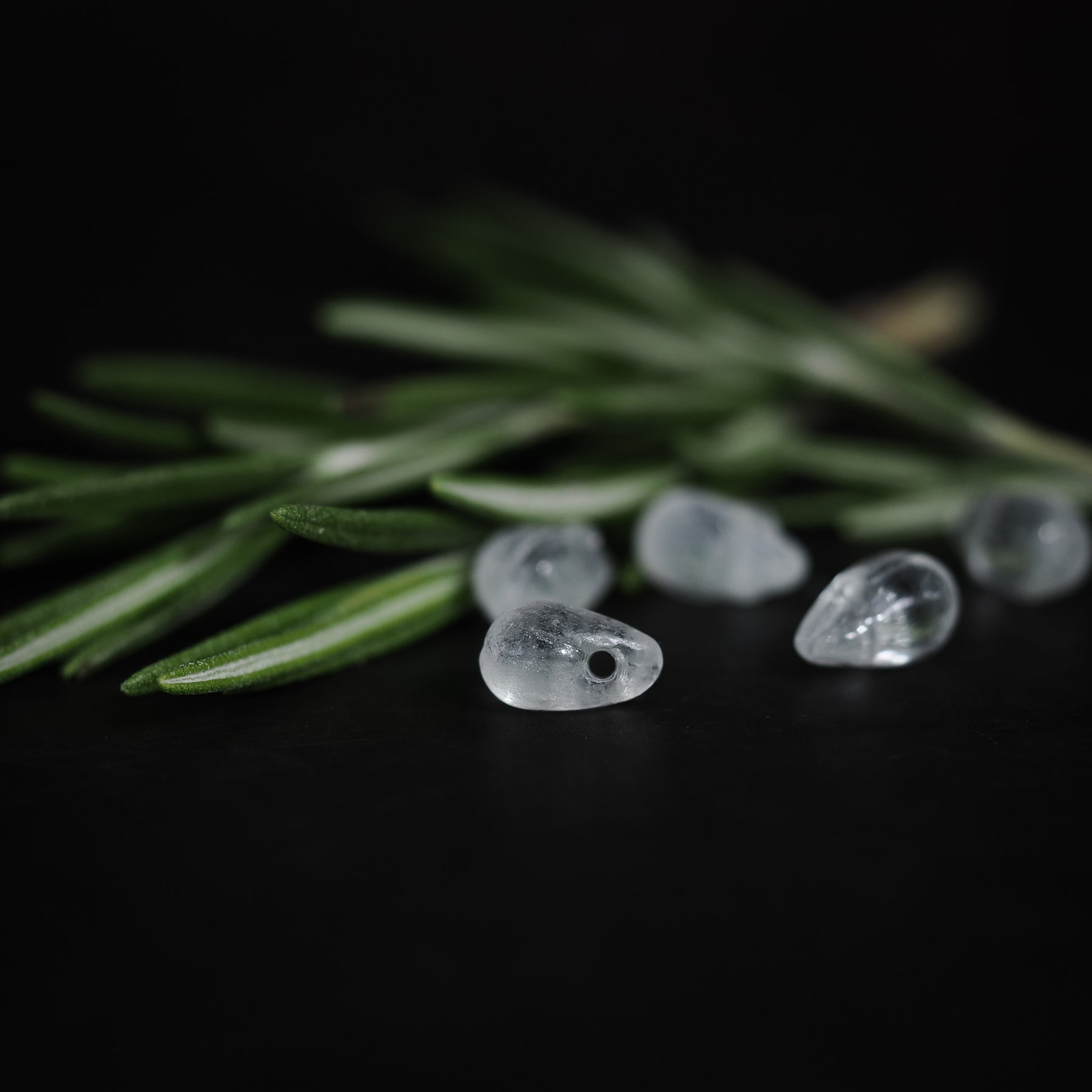 Droppformad glaspärla