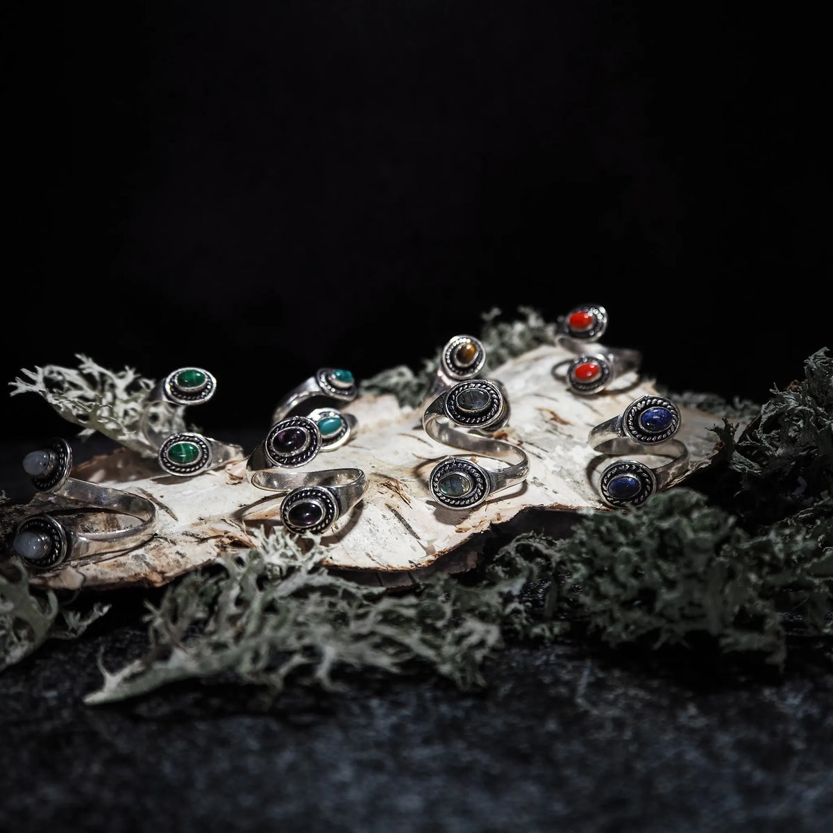 Spiral ring with semiprecious stone
