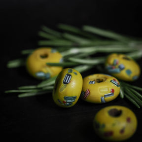 Gul glaspärla med färgglatt