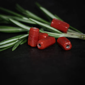 Avlång röd glaspärla