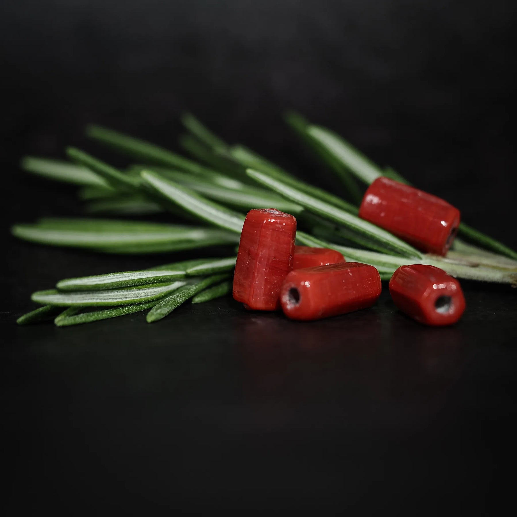 Avlång röd glaspärla