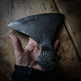 Danyxa med handsmitt yxhuvud och bred egg – handsmidd vikingatida yxa