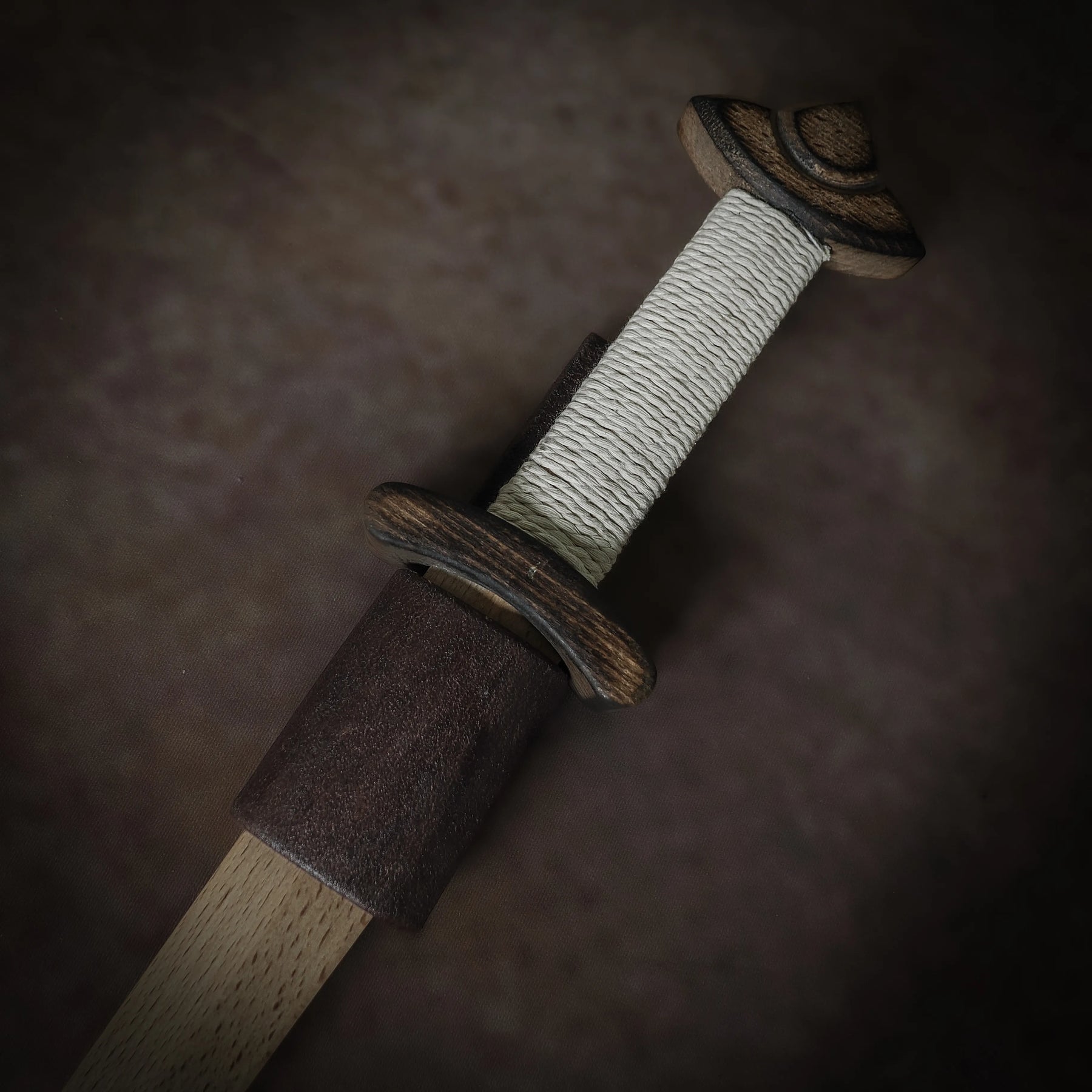 Trädolk viking med bälteshållare i läder