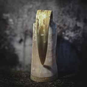 Handsnidad, djupkarvad hornmugg, Urnes drake, Pyrografi, 500- 600 ml