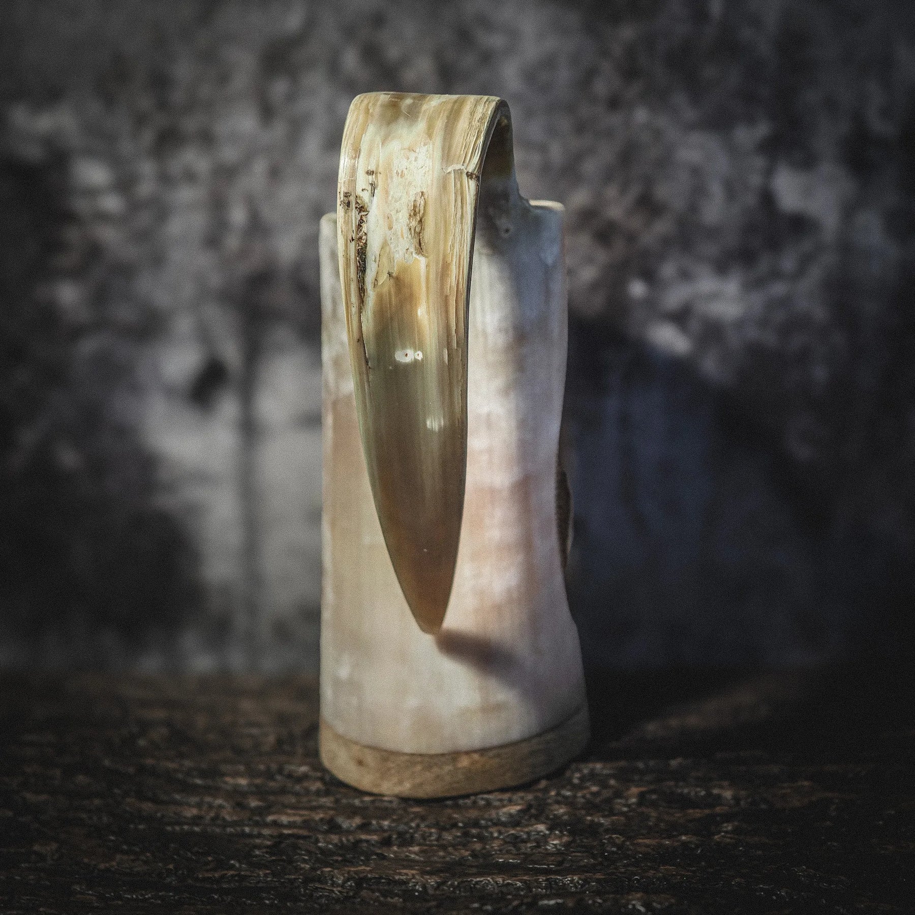 Handsnidad, djupkarvad hornmugg, Urnes drake, Pyrografi, 500- 600 ml