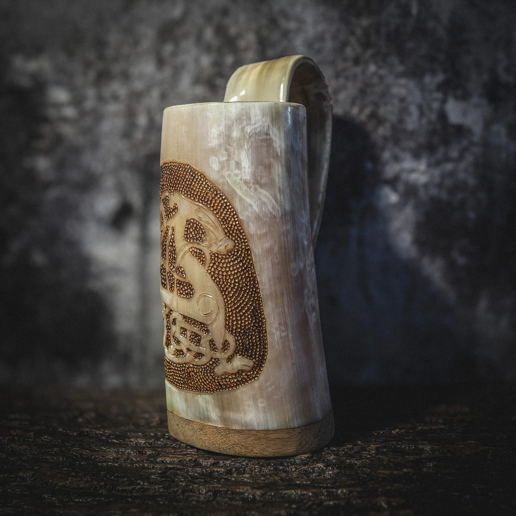 Handsnidad, djupkarvad hornmugg, Urnes drake, Pyrografi, 500- 600 ml