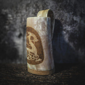 Handsnidad, djupkarvad hornmugg, Urnes drake, Pyrografi, 500- 600 ml