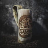 Handsnidad, djupkarvad hornmugg, Urnes drake, Pyrografi, 500- 600 ml
