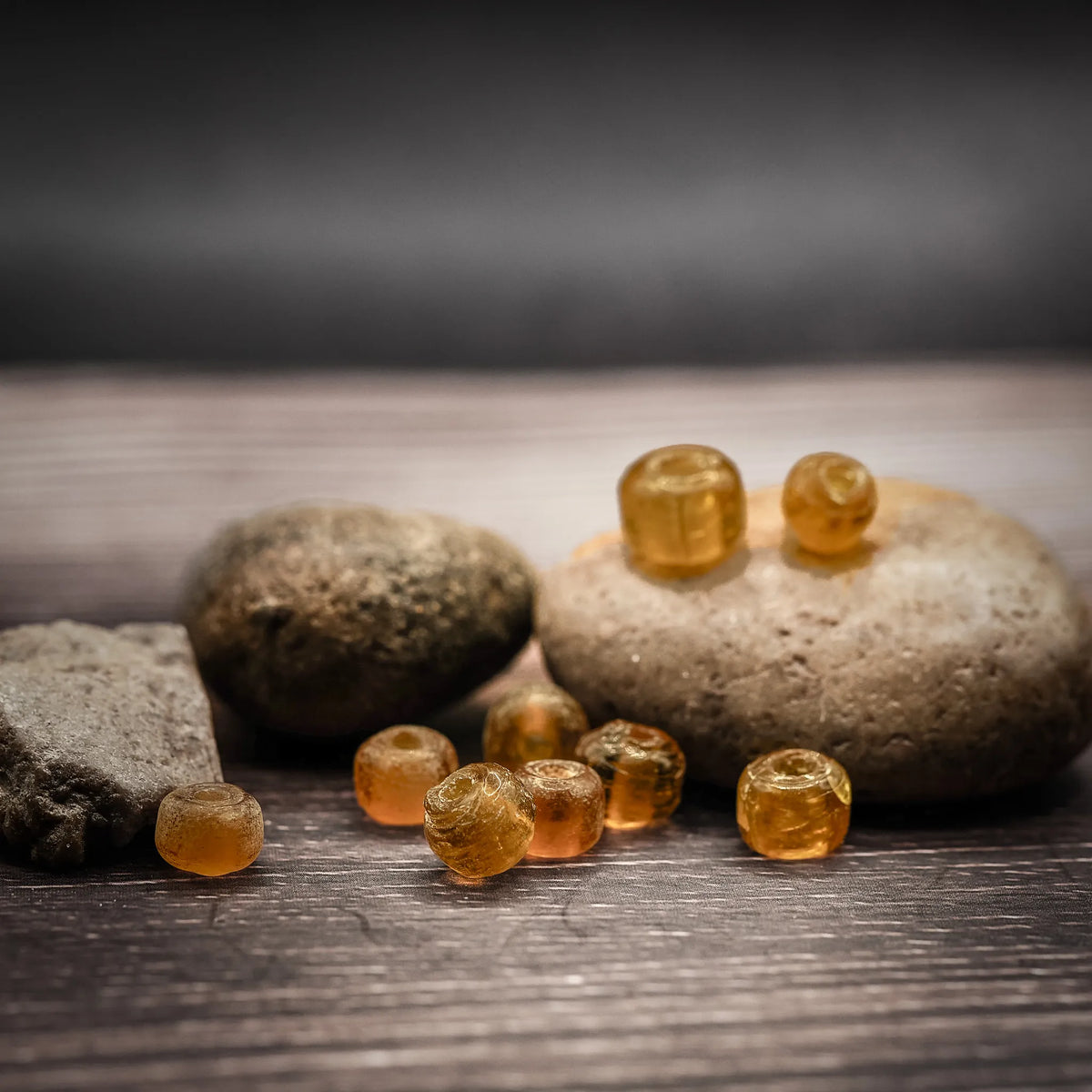 Bärnstensfärgad glaspärla