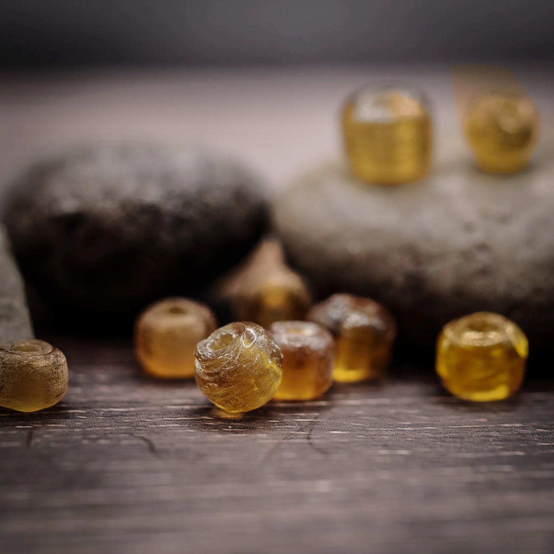 Bärnstensfärgad glaspärla