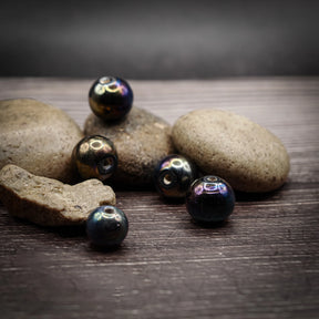 Glaspärla med metallisk glans