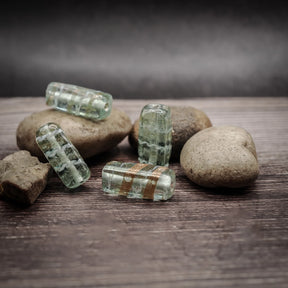 Mintgrön glaspärla med dekor