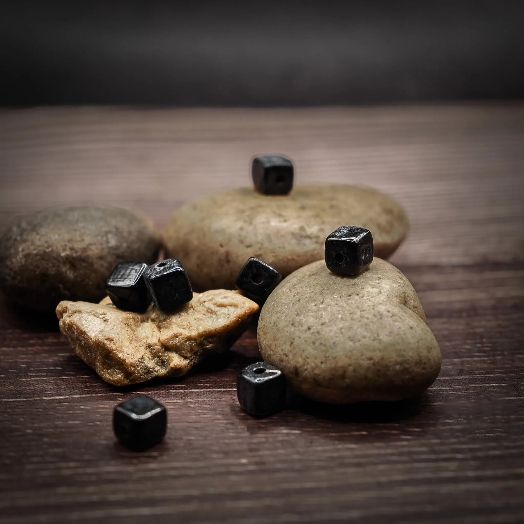 Svart kubisk Glaspärla