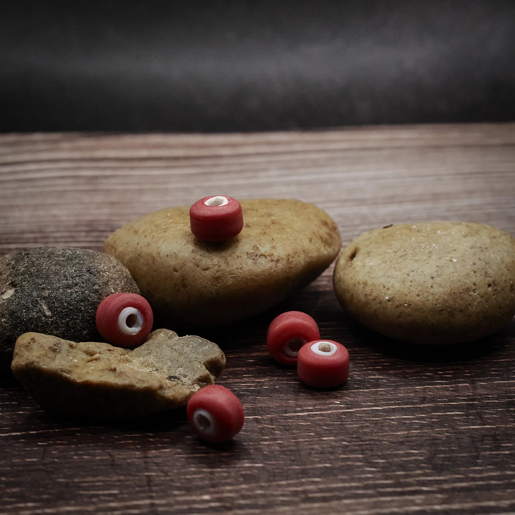 Röd glaspärla med vit kärna