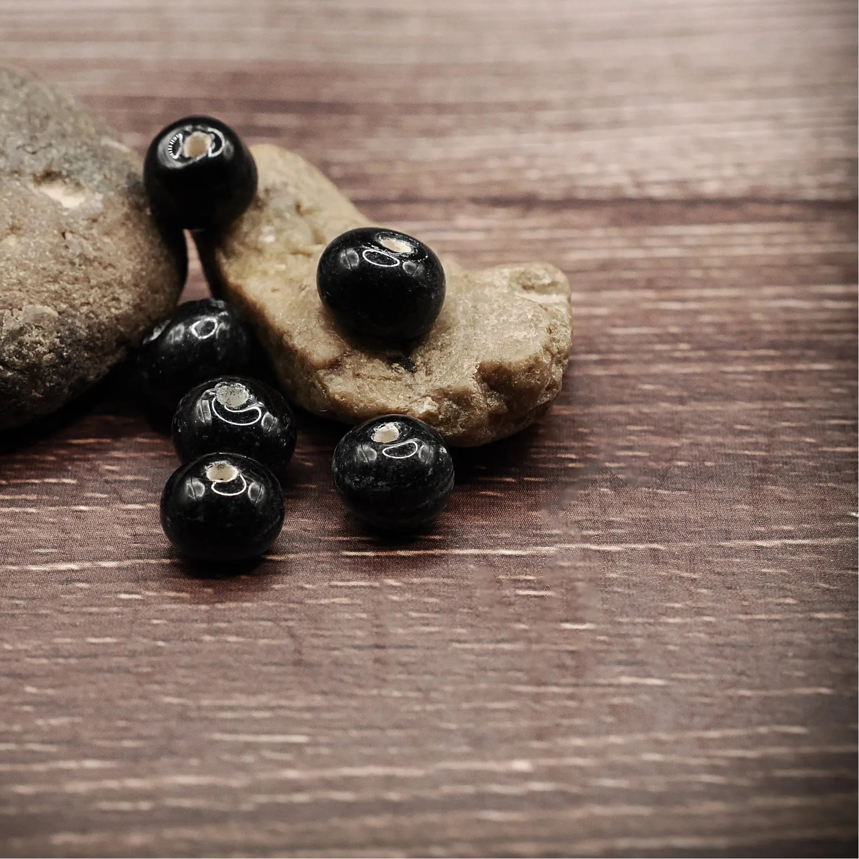 Sex svarta glaspärlor med vitmönster på naturlig sten, Ragnarök-tag, 5mm diameter, studio-fotograferade