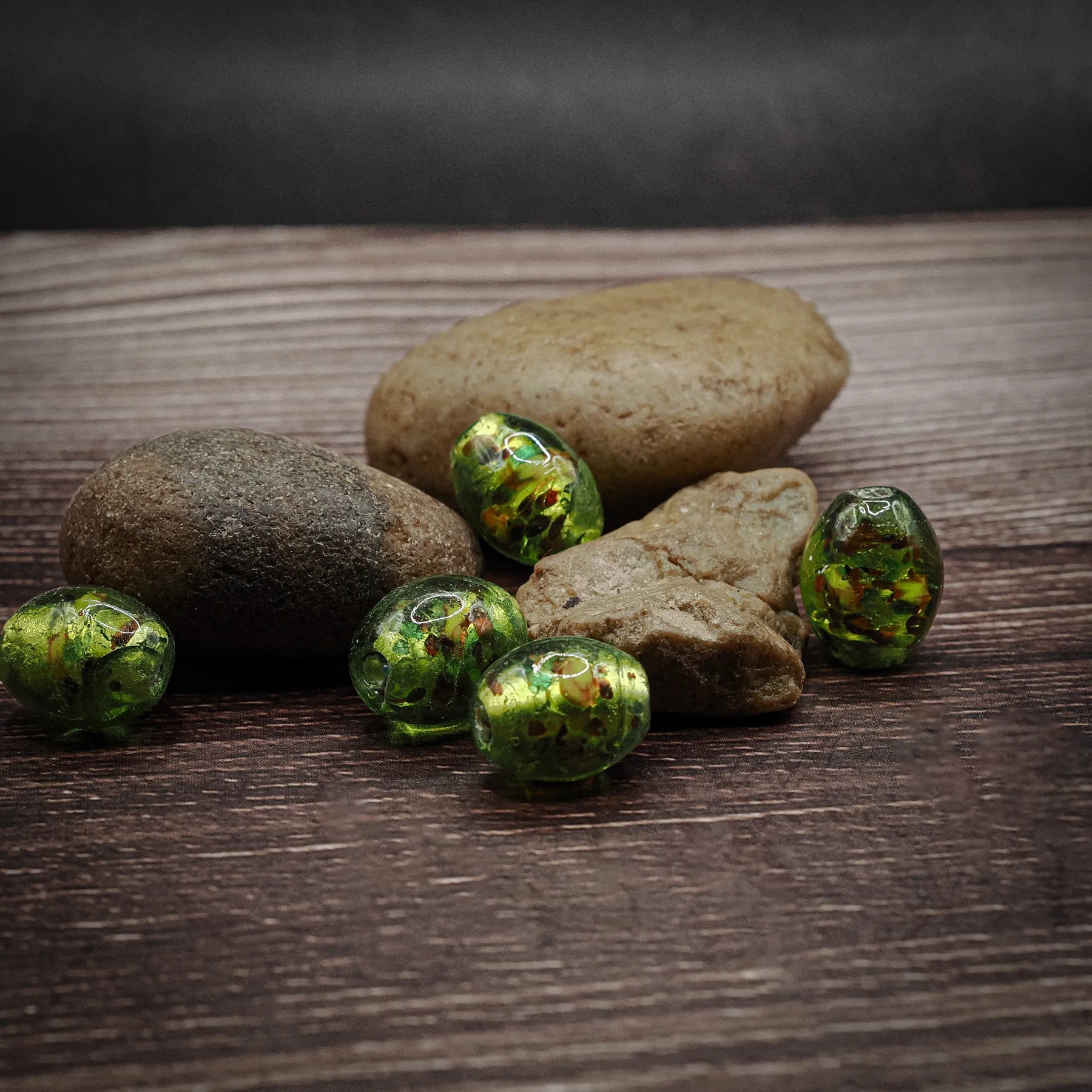 Grön glaspärla med dekor