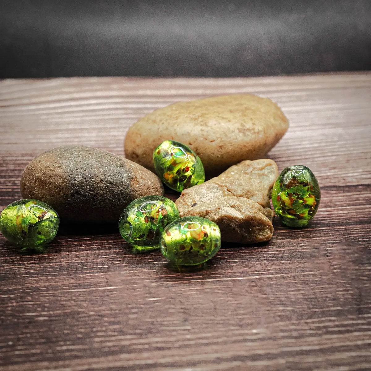 Ljusgrön glaspärla med färggran kärna