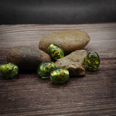 Grön glaspärla med dekor