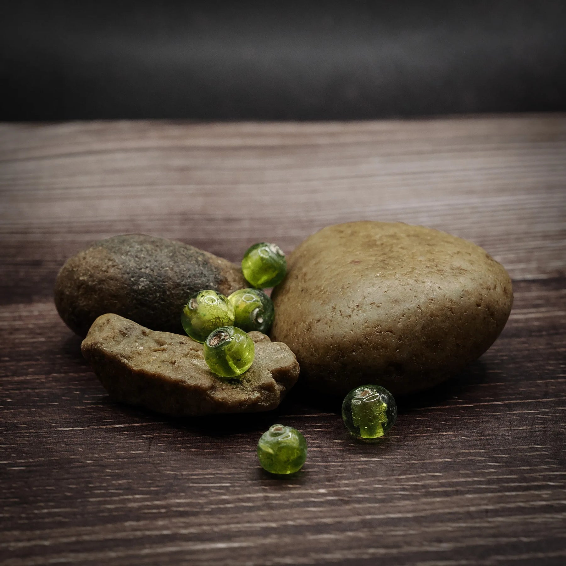 Ljusgrön glaspärla med färggran kärna