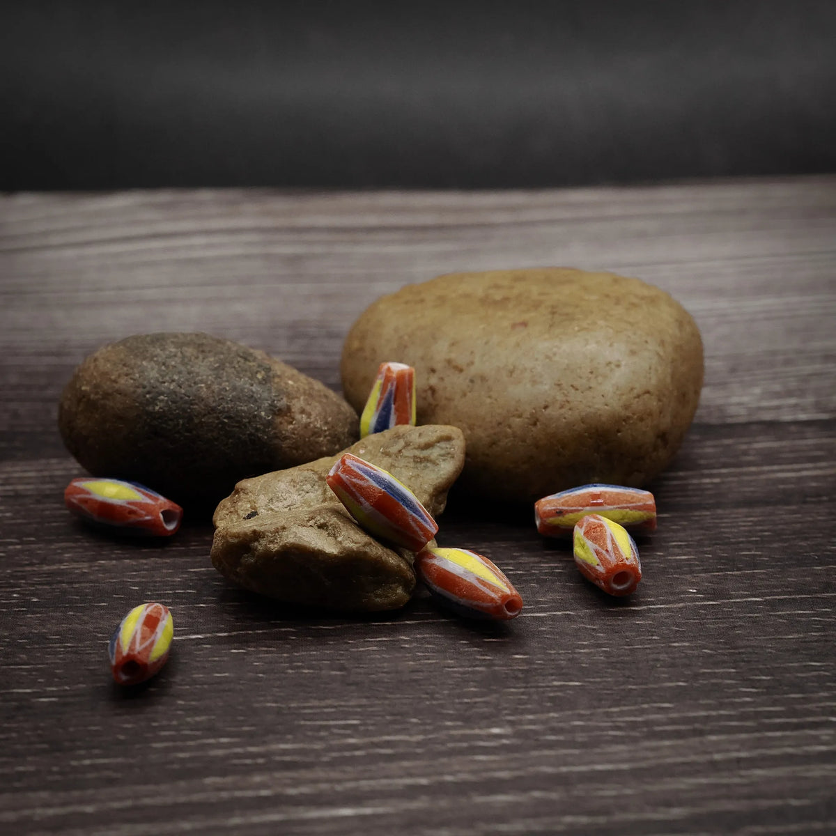 Multifärgad avlång glaspärla