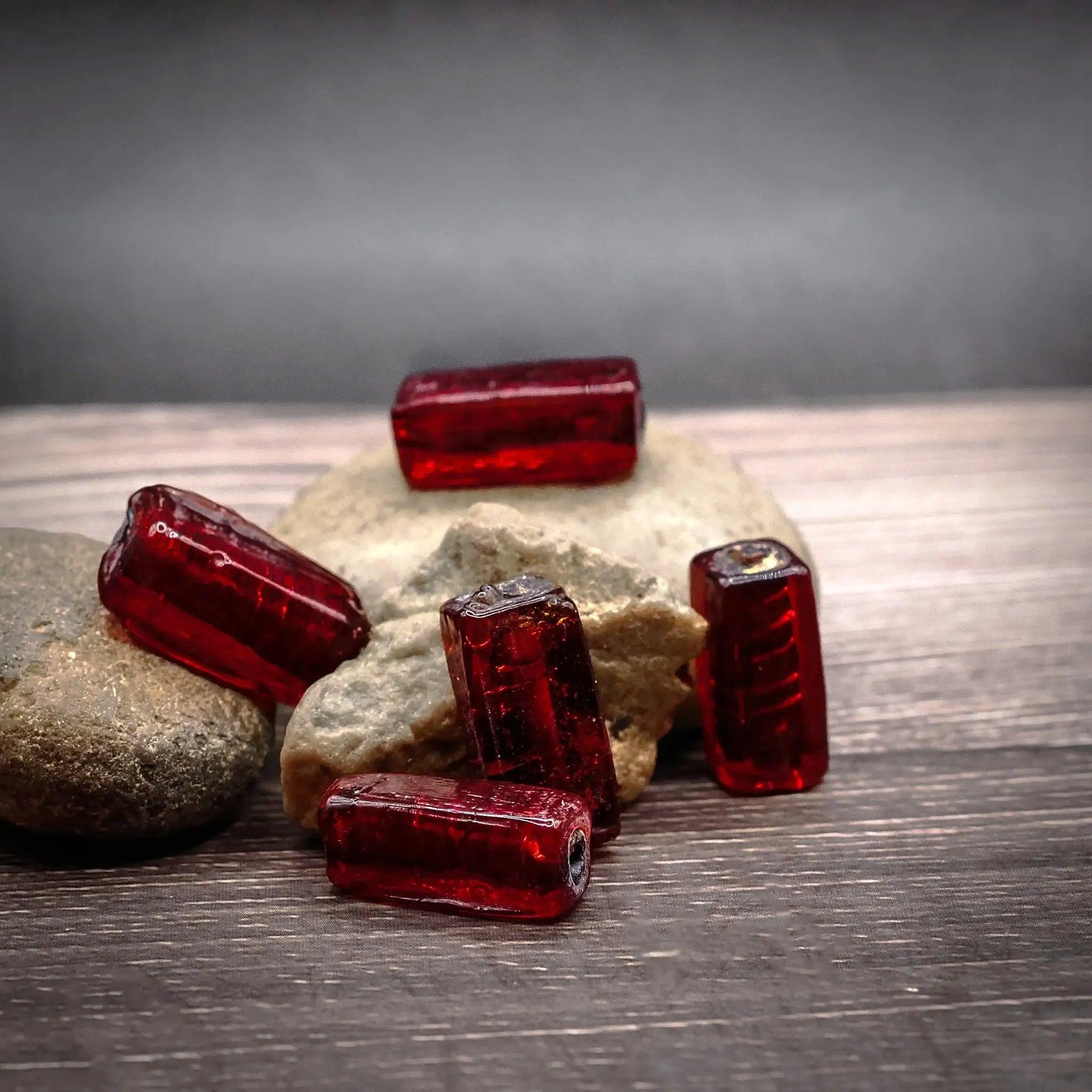 Djupröd rektangulär glaspärla