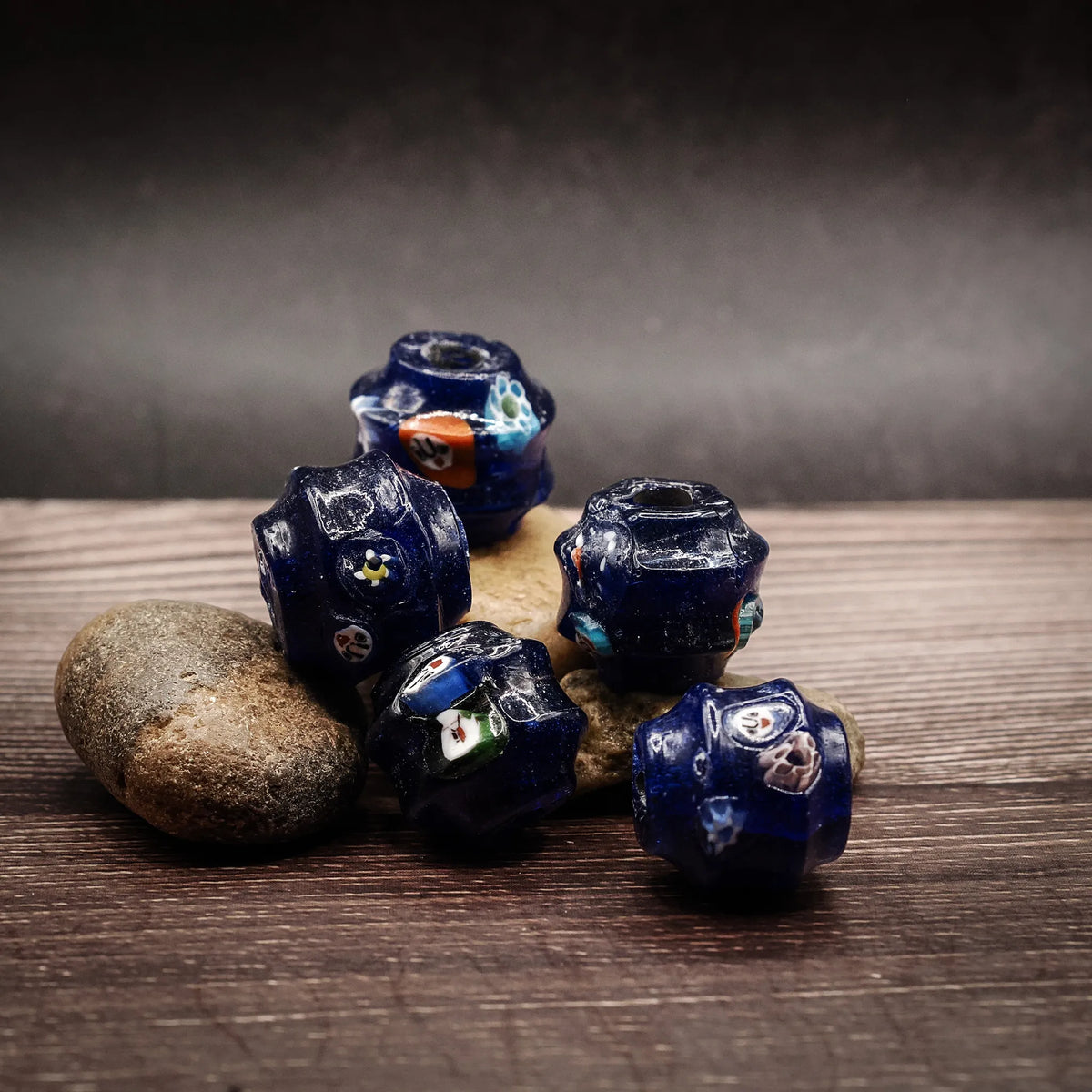 Mörkblå stor glaspärla med dekor