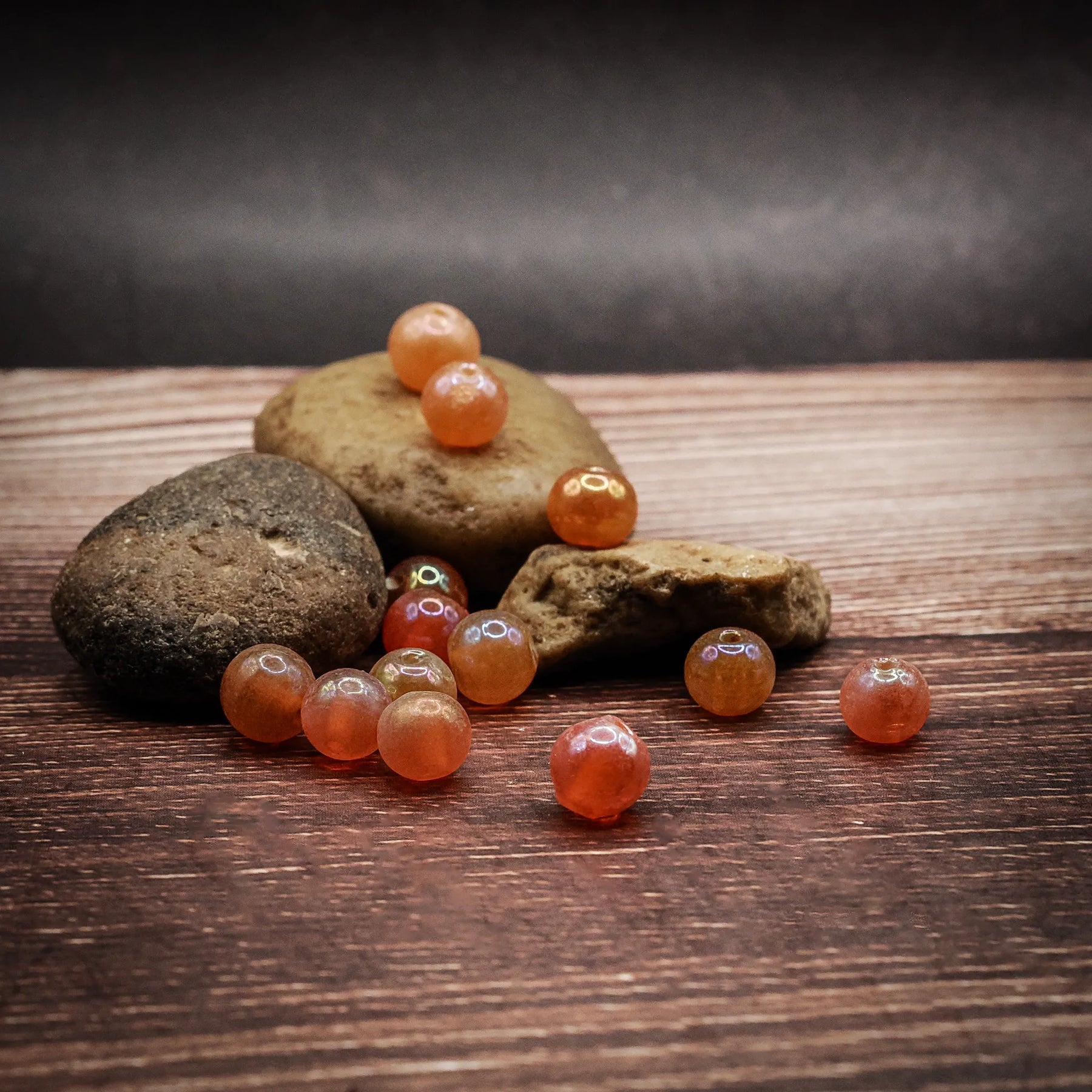 Orange glaspärla med pärlemorsken