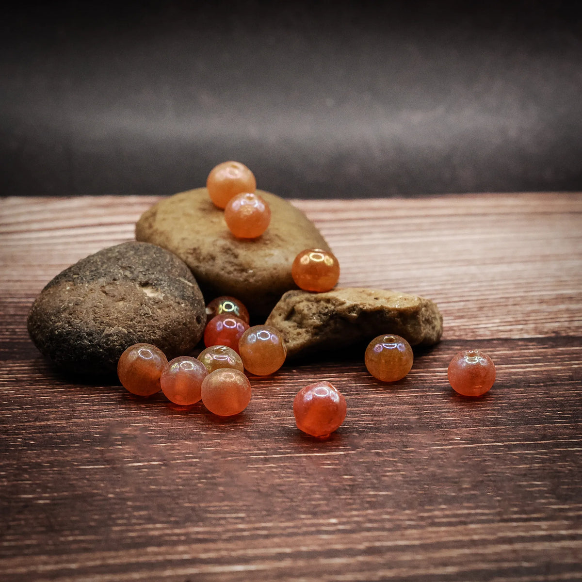 Orange glaspärla med pärlemorsken