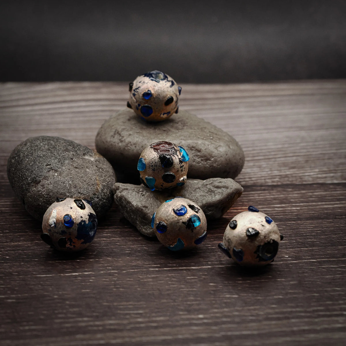 Metallisk glaspärla med prickar