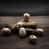 Silverfärgad glaspärla med prickar