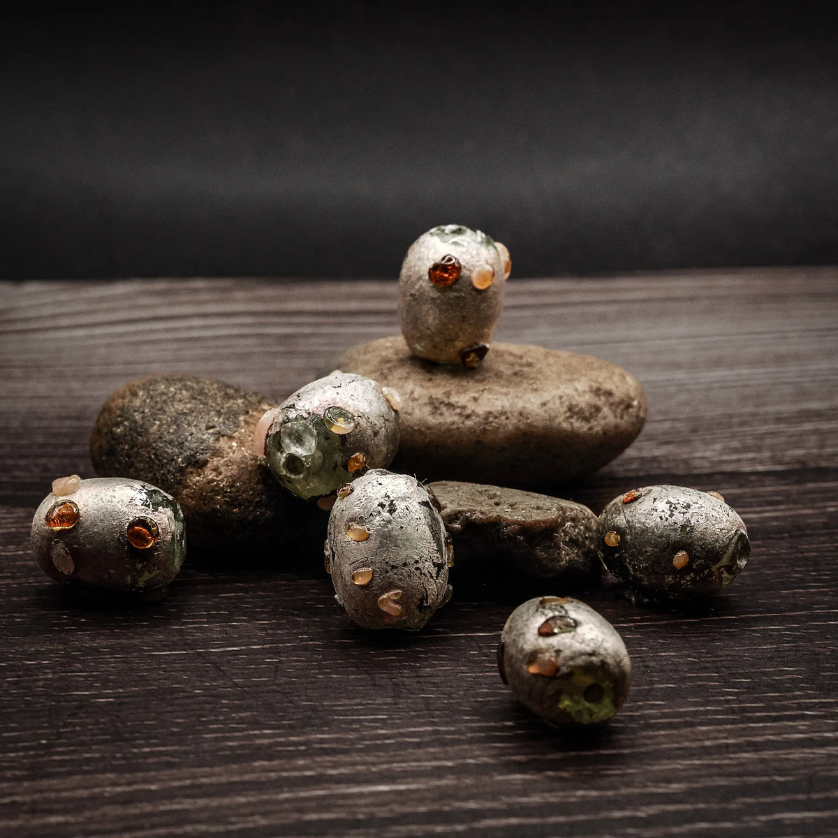 Silverfärgad glaspärla med prickar