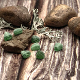 Triangelformad grön glaspärla