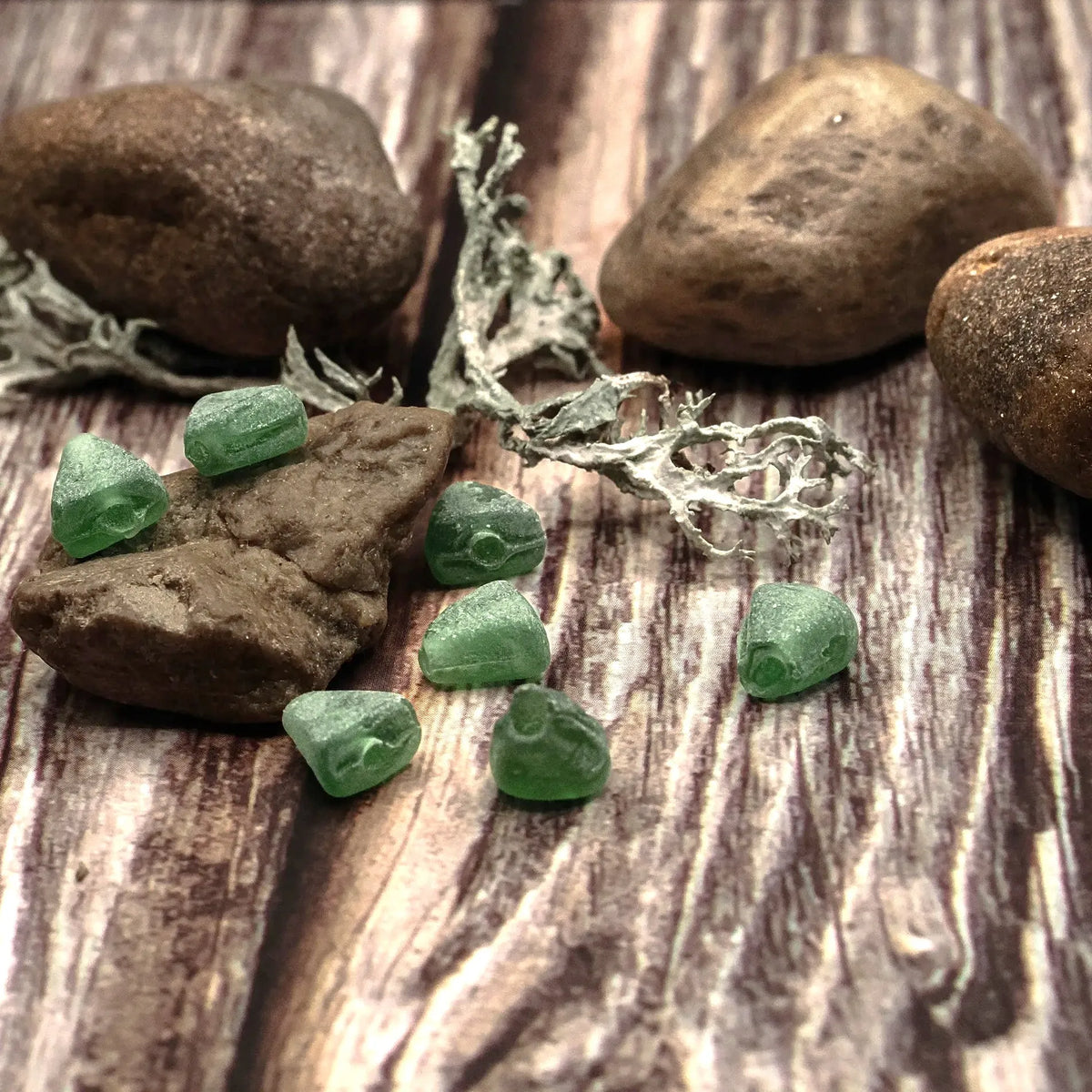 Triangelformad grön glaspärla