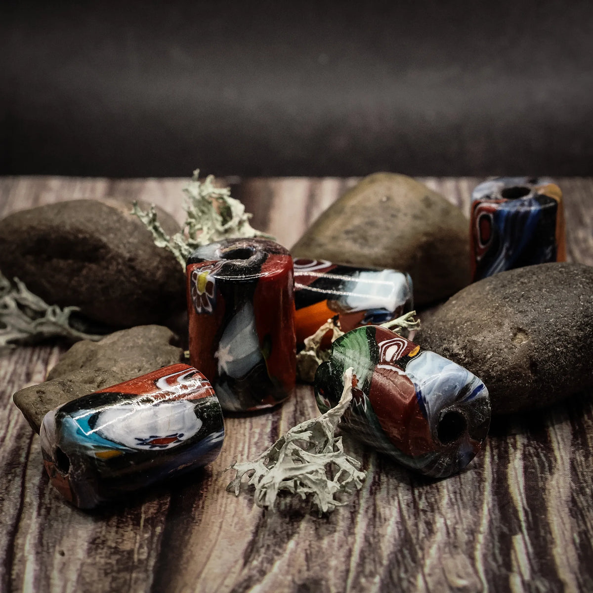 Cylinderformad, flerfärgad mosaikpärla i glas