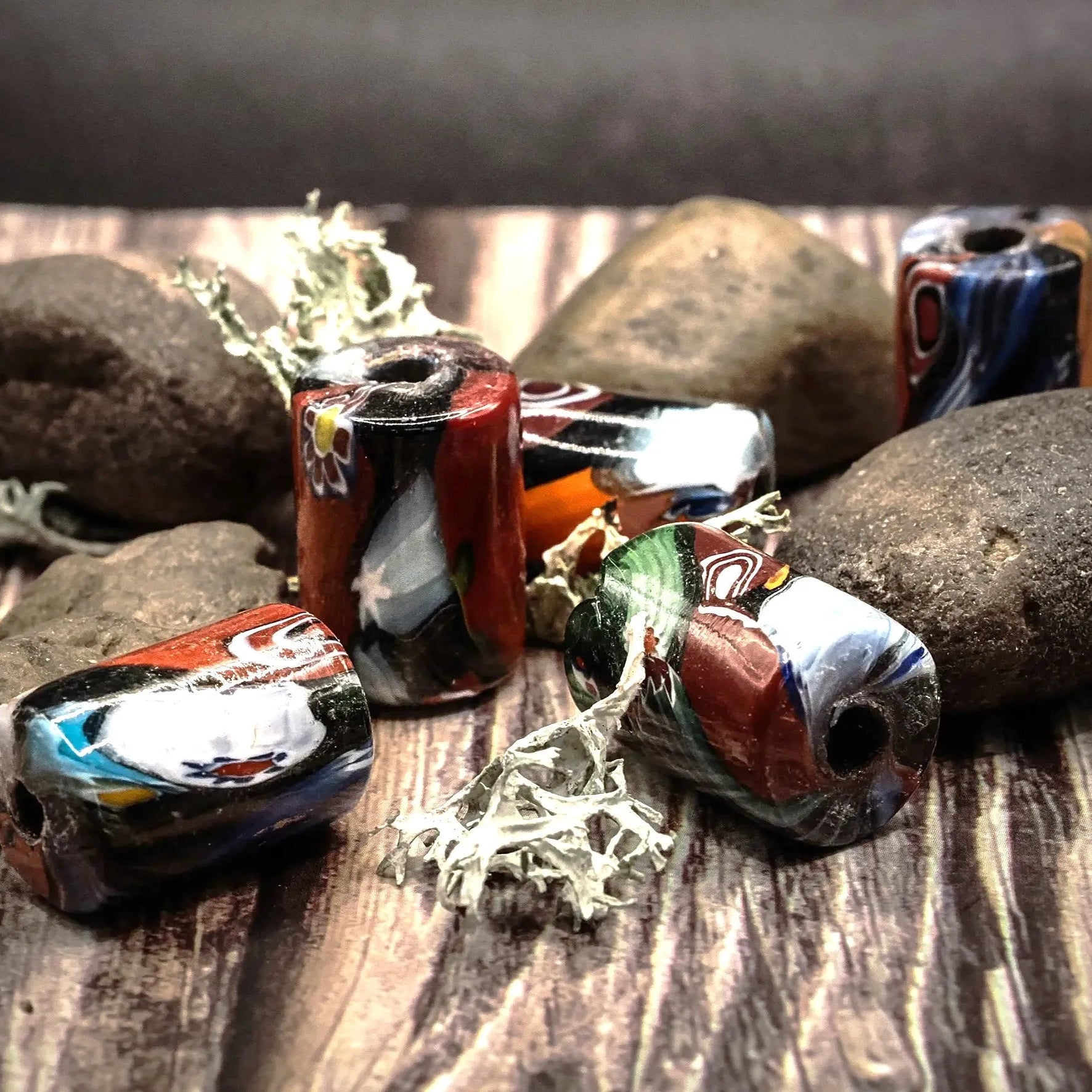 Cylinderformad, flerfärgad mosaikpärla i glas