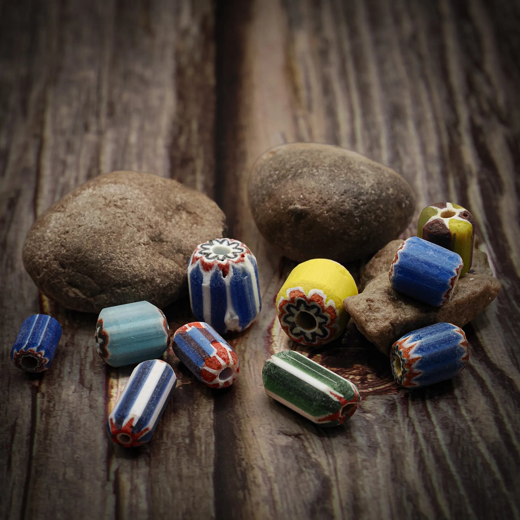 Färglada glaspärlor med stripor och blommor