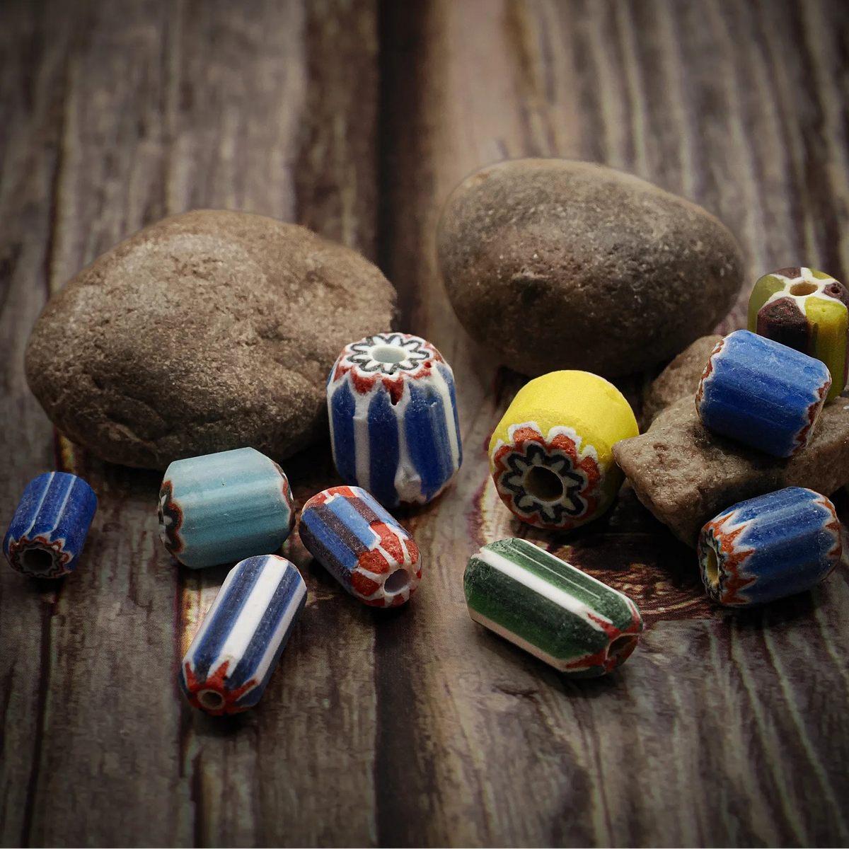 Färglada glaspärlor med stripor och blommor