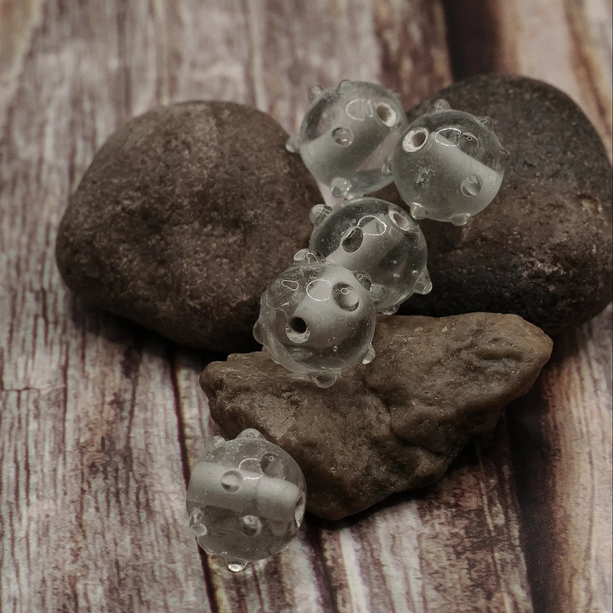 Transparent glaspärla med prickar